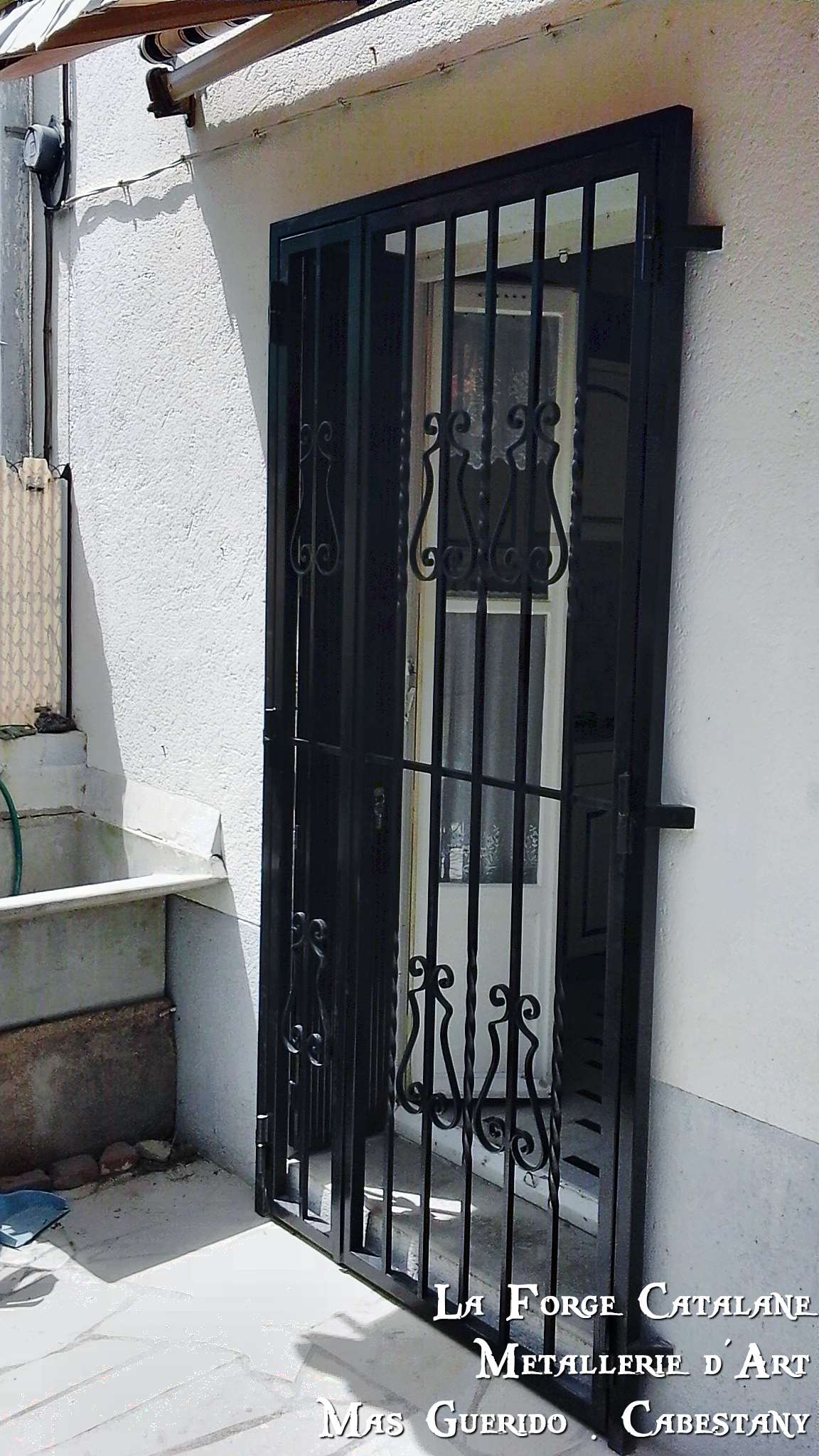 grille articulee 2 vantaux torsades et volutes fer Forge Catalane Cabestany.jpg